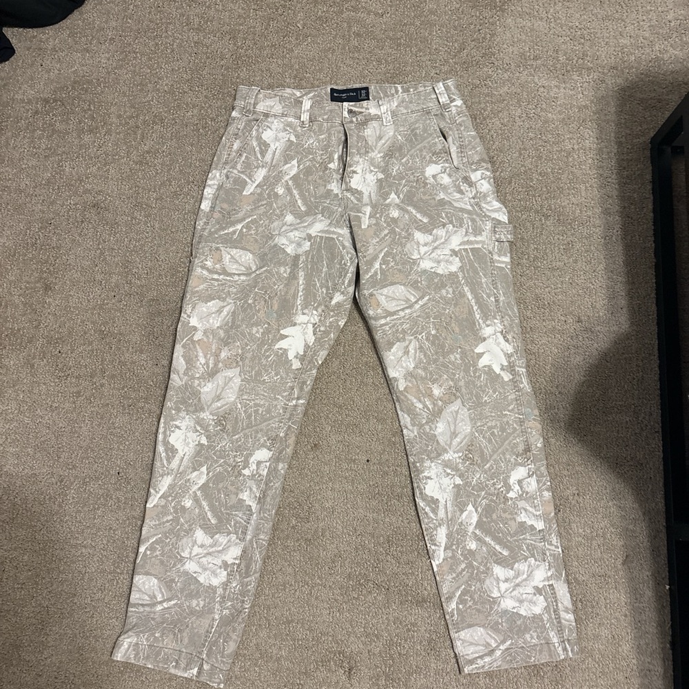 Abercrombie & Fitch Men's Gray Leaf Pattern Cargo Pants